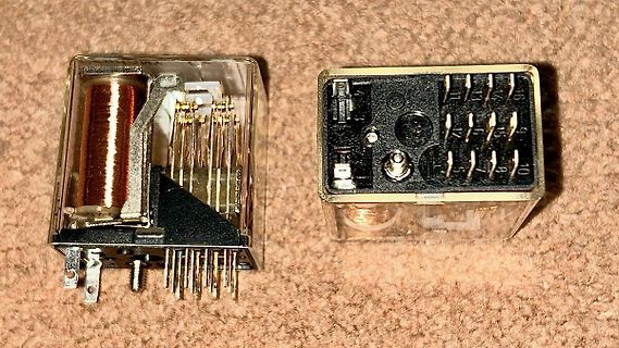 Zwei elektromagnetische Relais