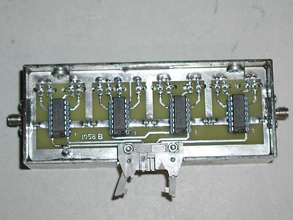 Geöffnete Elektronikkomponente mit vier integrierten Schaltkreisen
