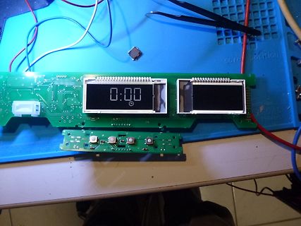 Leiterplatten mit LCD-Display und Bauteilen auf Werkstattunterlage