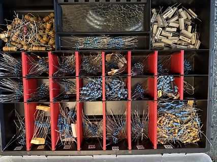 Sortimentsdose mit elektronischen Bauteilen wie Widerständen und Kondensatoren