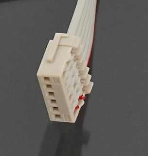 Weißer Flachbandstecker mit Kabel