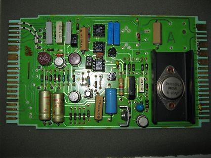 Bestückte grüne Leiterplatte mit elektronischen Bauteilen