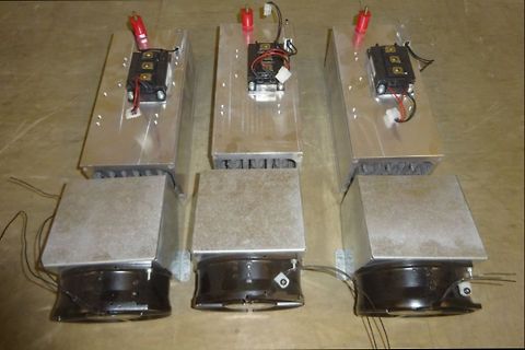 Drei elektronische Bauteile mit Kühlkörpern und Anschlüssen