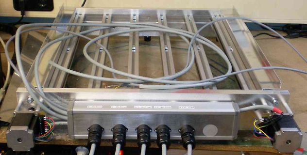 Mechanischer Aufbau mit Kabeln und Steuereinheit