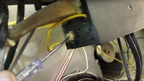 Schraubendreher an einem elektrischen Bauteil