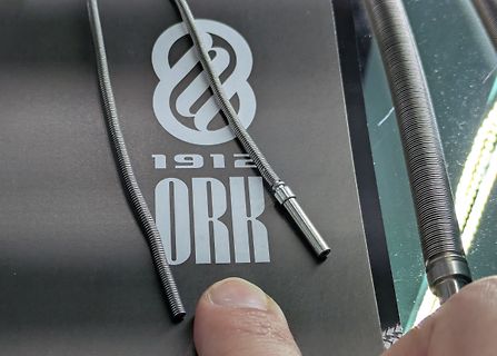 Metallflexrohr auf Logo-Untergrund
