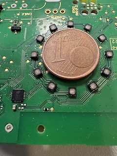 Leiterplatte mit Euro-Cent-Münze als Größenvergleich