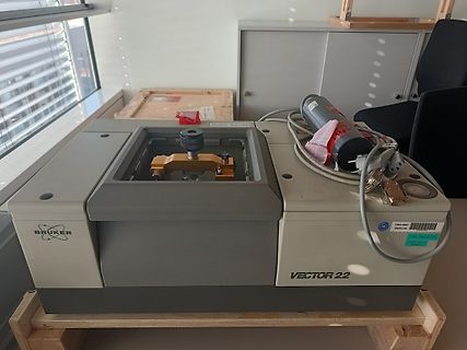 Bruker Vector 22 Messgerät auf Holzbrett