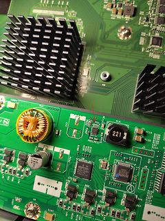 Nahaufnahme einer Leiterplatte mit elektronischen Bauteilen
