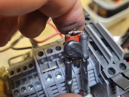 Elektrolytkondensatoren auf einem Schütz oder Relais