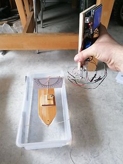 Experimenteller Aufbau mit Display und Waage in Wasserbehälter