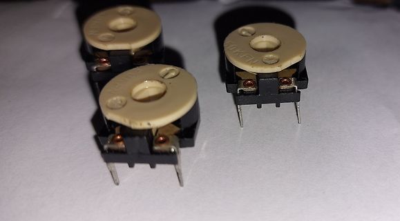 Drei Potentiometer auf weißem Untergrund