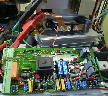 Elektronische Leiterplatte mit Bauteilen und Krokodilklemmen