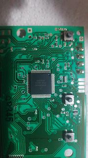 Foto einer grünen Leiterplatte mit Mikrocontroller