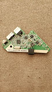 Leiterplatte mit Anschlüssen und integriertem Chip