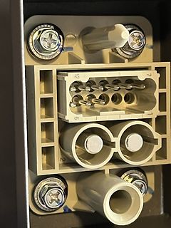 Elektrischer Anschluss mit Schraubklemmen und Steckverbinder