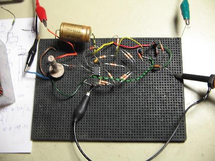 Elektronischer Aufbau auf Lochrasterplatine mit Messspitzen