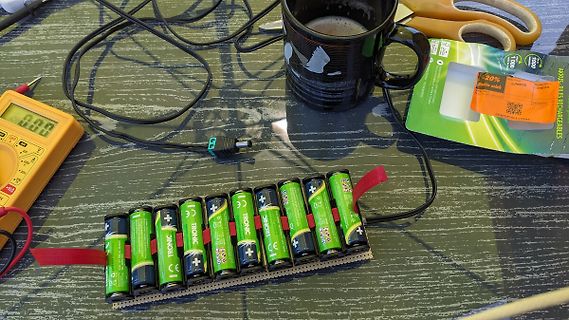 Batteriepack mit Multimeter und Kaffeetasse