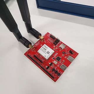 Rote Leiterplatte mit zwei Antennen