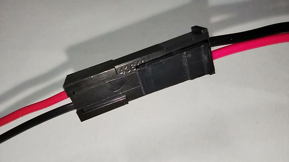 Steckverbinder mit roten und schwarzen Kabeln