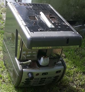 Geöffnetes, defektes Elektrogerät im Freien