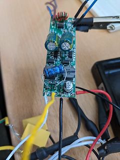 Bestückte Leiterplatte eines Netzteils mit Kabeln