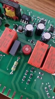 Nahaufnahme einer bestückten Leiterplatte mit elektronischen Bauteilen