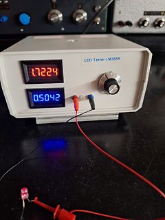 LED Tester LM385A mit Messwerten und LED-Messaufbau