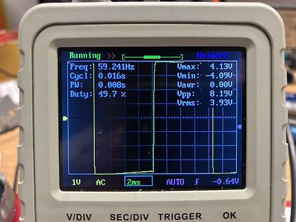 Display eines Handheld-Oszilloskops mit Rechtecksignal