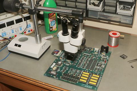 Mikroskopische Untersuchung einer Leiterplatte in der Werkstatt
