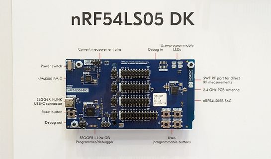 nRF54LS05 Development Kit mit Beschriftungen