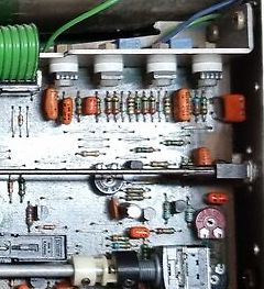 Innenansicht eines elektronischen Geräts mit Bauteilen