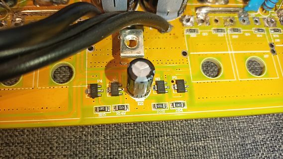 Nahaufnahme einer gelben Leiterplatte mit elektronischen Bauteilen