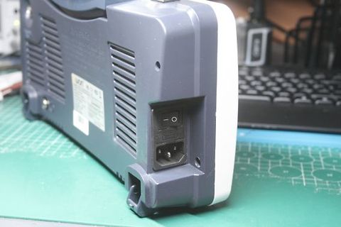 Rückseite eines elektronischen Geräts mit Netzanschluss