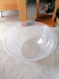 Durchsichtige Kunststoffschüssel auf Boden