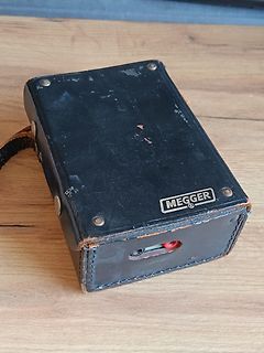 Altes Megger Messgerät in Ledergehäuse