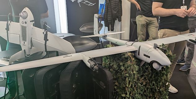Drohne auf einem Tisch in einer Ausstellung