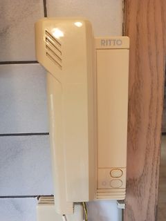 Beige Gehäuse eines Ritto-Geräts an Fliesenwand