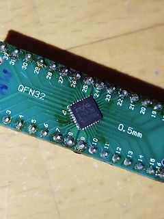 Foto einer Leiterplatte mit QFN32 Chip