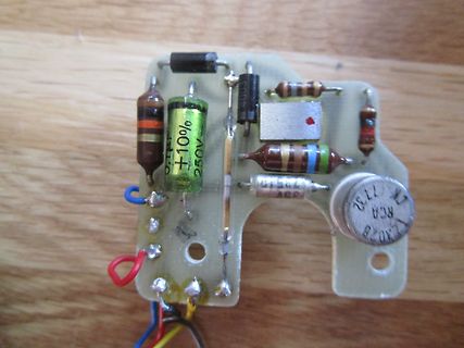 Bestückte kleine Leiterplatte mit elektronischen Bauteilen