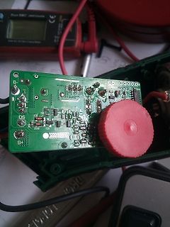 Leiterplatte in einem Gehäuse mit Multimeter im Hintergrund
