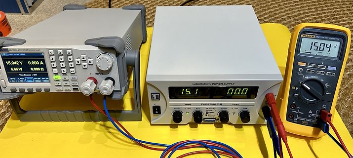 Elektronische Messgeräte und Labornetzteil auf gelbem Untergrund
