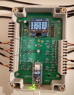Leiterplatte mit Display und Mikrocontroller-Modul