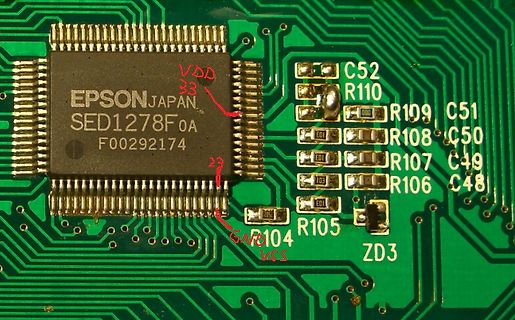 Nahaufnahme einer Leiterplatte mit Epson-Chip und Widerständen