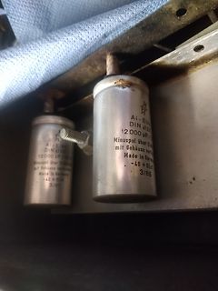 Zwei Elektrolytkondensatoren in einem Gehäuse