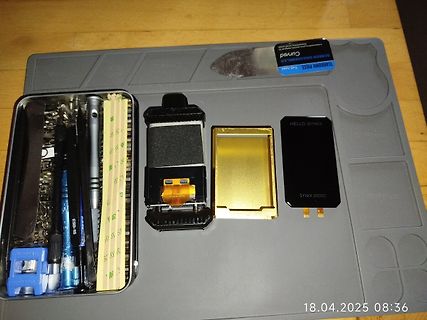 Werkzeug und Ersatzteile auf einer Unterlage