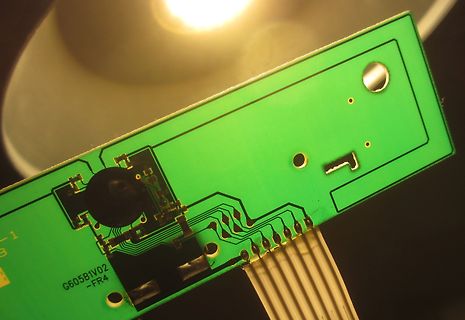 Grüne Leiterplatte mit Flachbandkabel