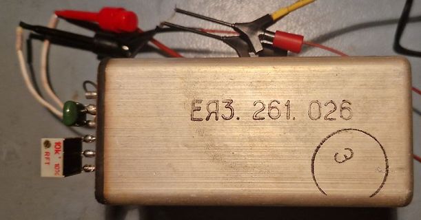 Elektronikbauteil mit Beschriftung und Messklemmen