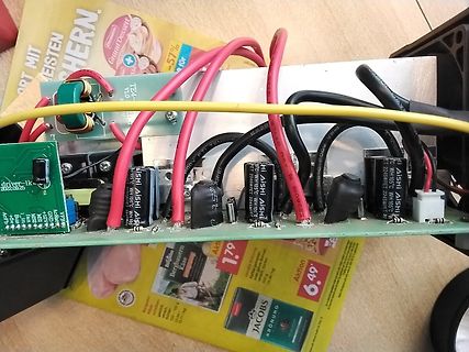 Aufbau einer Leiterplatte mit Elektrolytkondensatoren und Kabeln