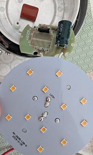 Zerlegte LED-Leuchte mit Platine und LED-Modul